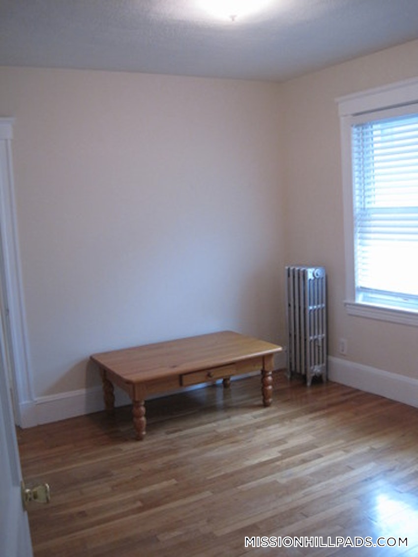 BOSTON - MISSION HILL - 4 Beds, 1 Bath - Image 25