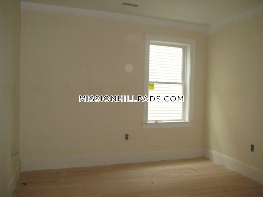 BOSTON - MISSION HILL - 4 Beds, 2 Baths - Image 32
