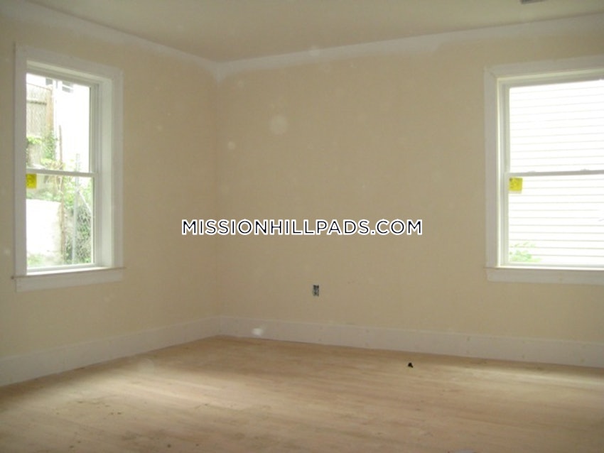 BOSTON - MISSION HILL - 4 Beds, 2 Baths - Image 29