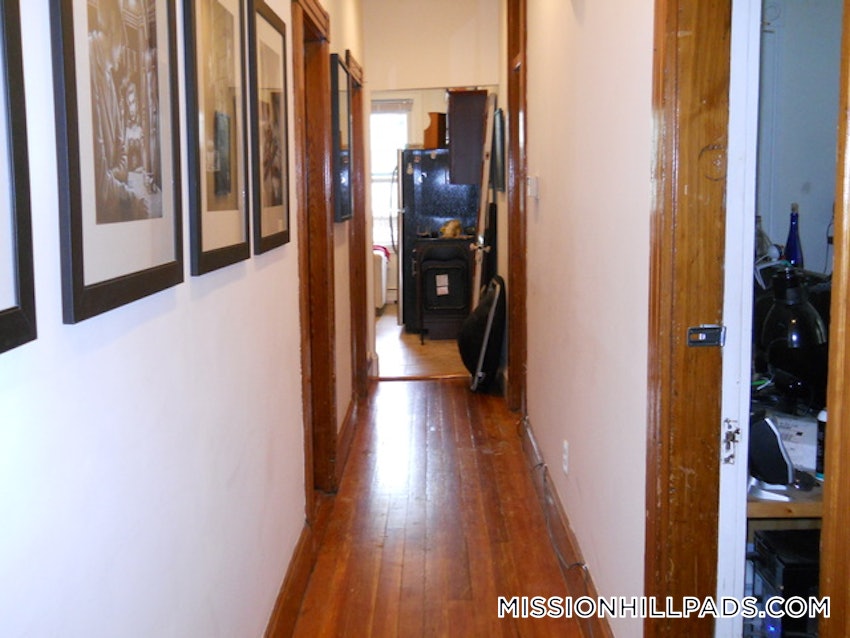 BOSTON - MISSION HILL - 3 Beds, 1 Bath - Image 12