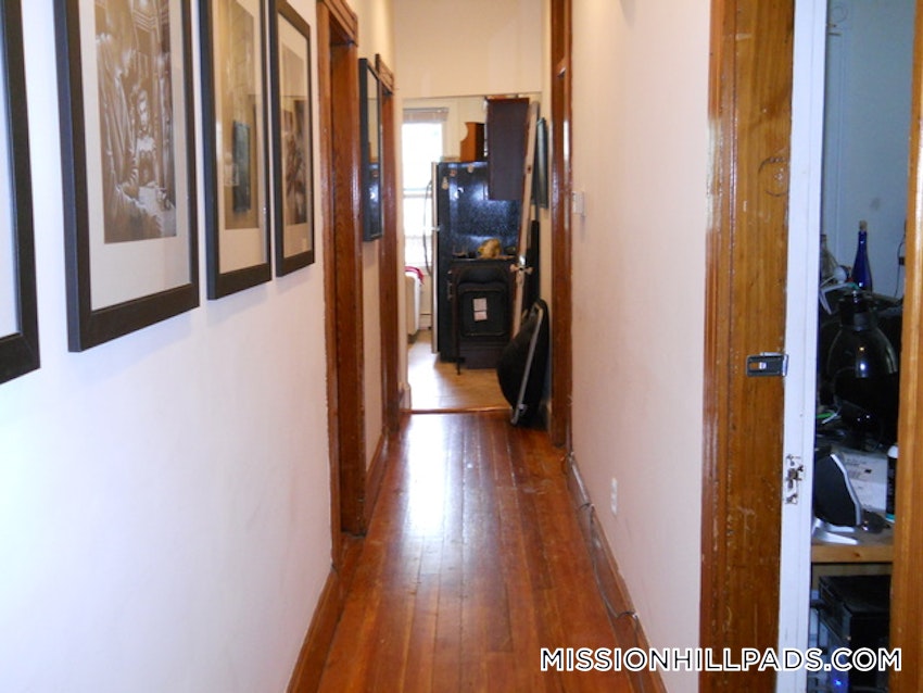 BOSTON - MISSION HILL - 3 Beds, 1 Bath - Image 10