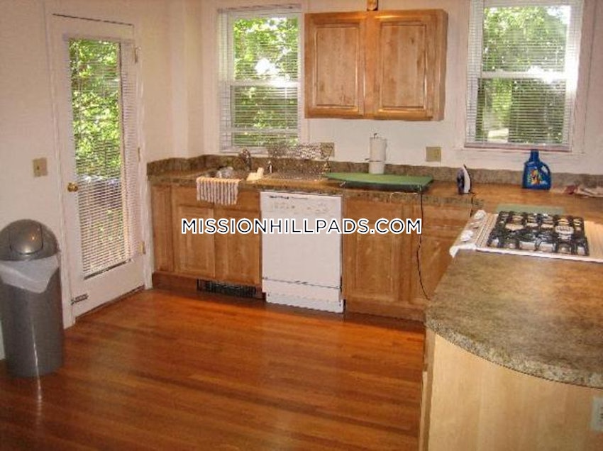 BOSTON - MISSION HILL - 4 Beds, 1 Bath - Image 3