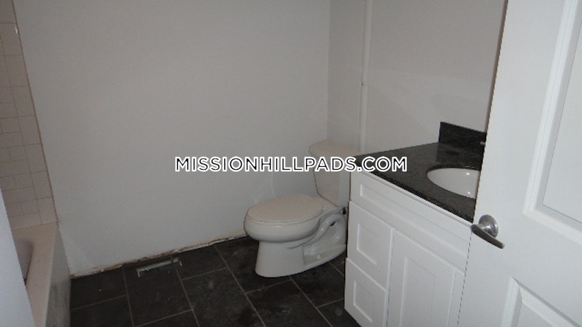 BOSTON - MISSION HILL - 4 Beds, 2 Baths - Image 73
