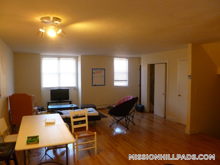 BOSTON - MISSION HILL - 4 Beds, 2 Baths - Image 39