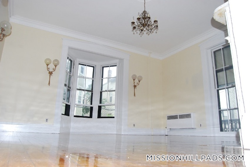 BOSTON - MISSION HILL - 5 Beds, 3 Baths - Image 43