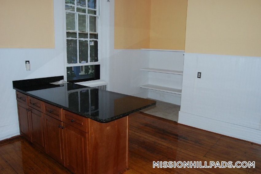 BOSTON - MISSION HILL - 5 Beds, 3 Baths - Image 39