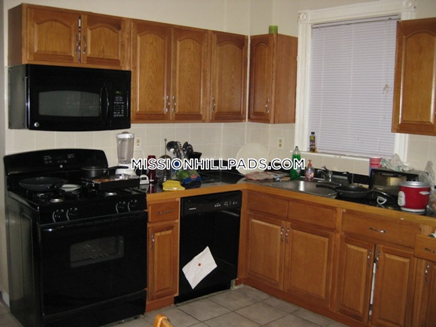 BOSTON - MISSION HILL - 4 Beds, 1 Bath - Image 3