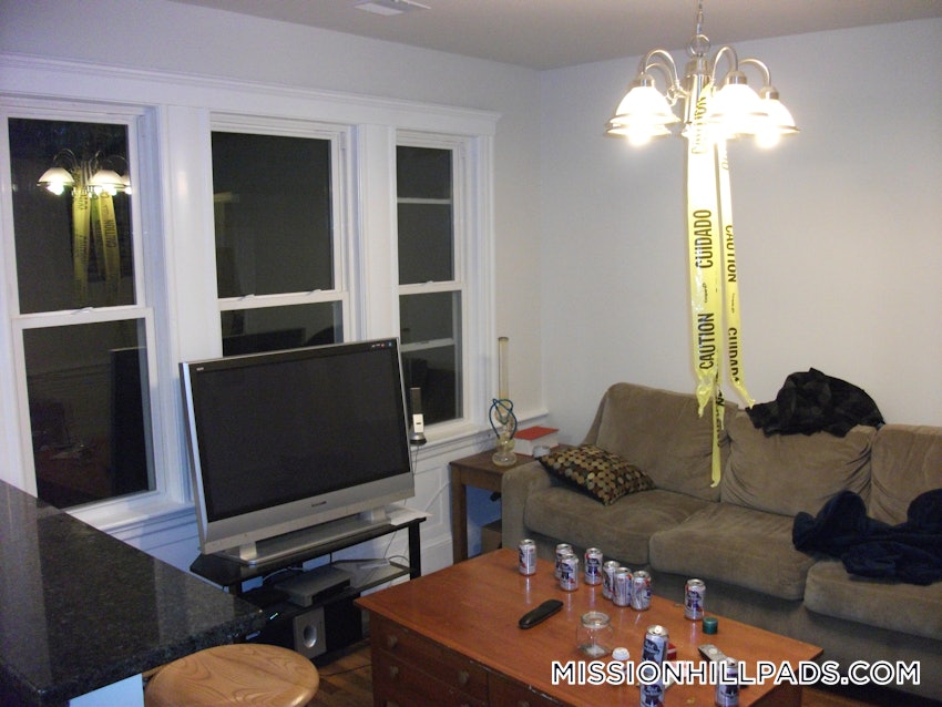 BOSTON - MISSION HILL - 4 Beds, 2 Baths - Image 7