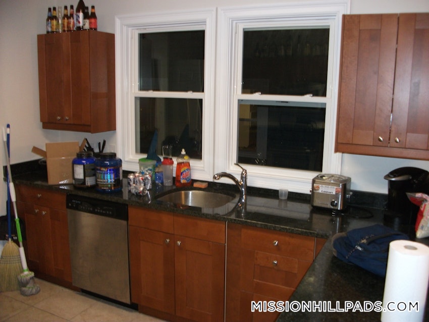 BOSTON - MISSION HILL - 4 Beds, 2 Baths - Image 3