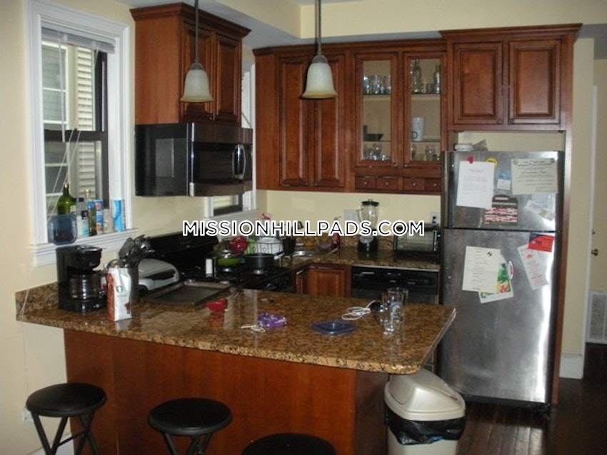 BOSTON - MISSION HILL - 5 Beds, 2 Baths - Image 2