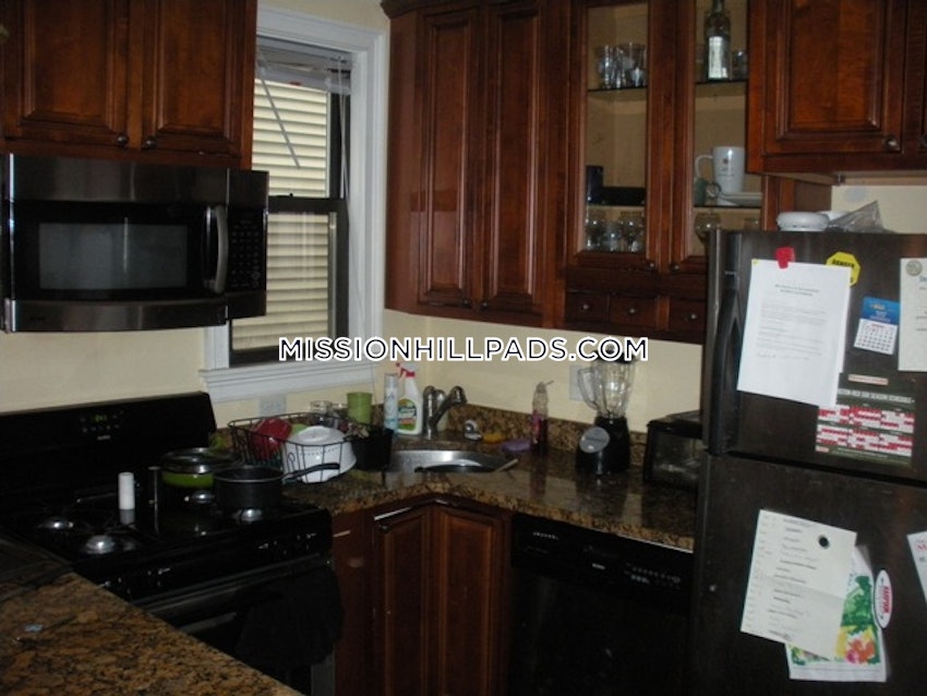 BOSTON - MISSION HILL - 5 Beds, 2 Baths - Image 3