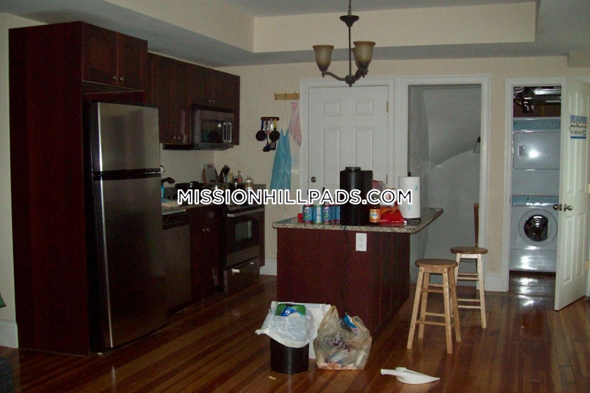 BOSTON - MISSION HILL - 5 Beds, 2 Baths - Image 3