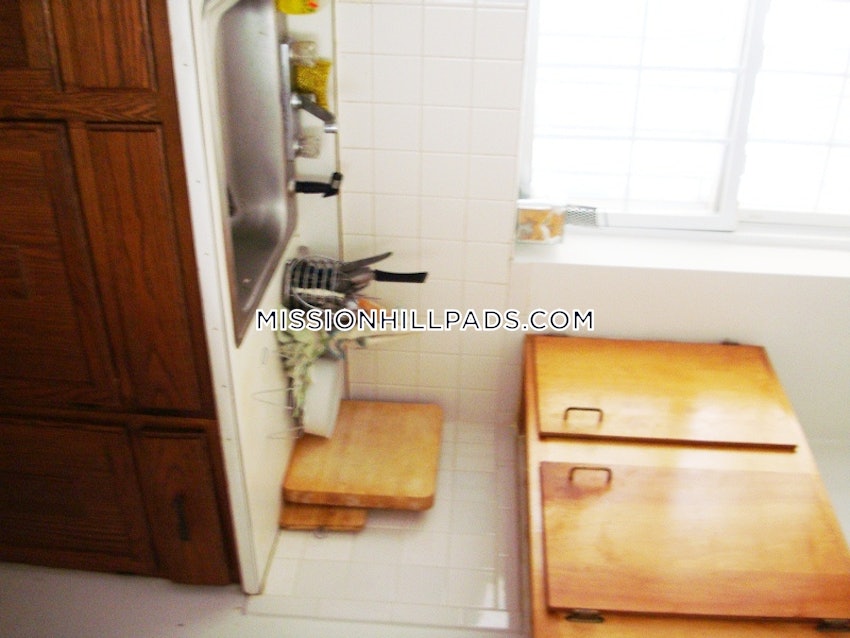 BOSTON - MISSION HILL - 4 Beds, 1 Bath - Image 20