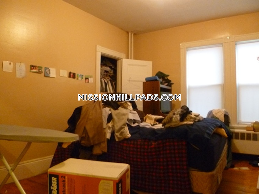 BOSTON - MISSION HILL - 4 Beds, 1 Bath - Image 9