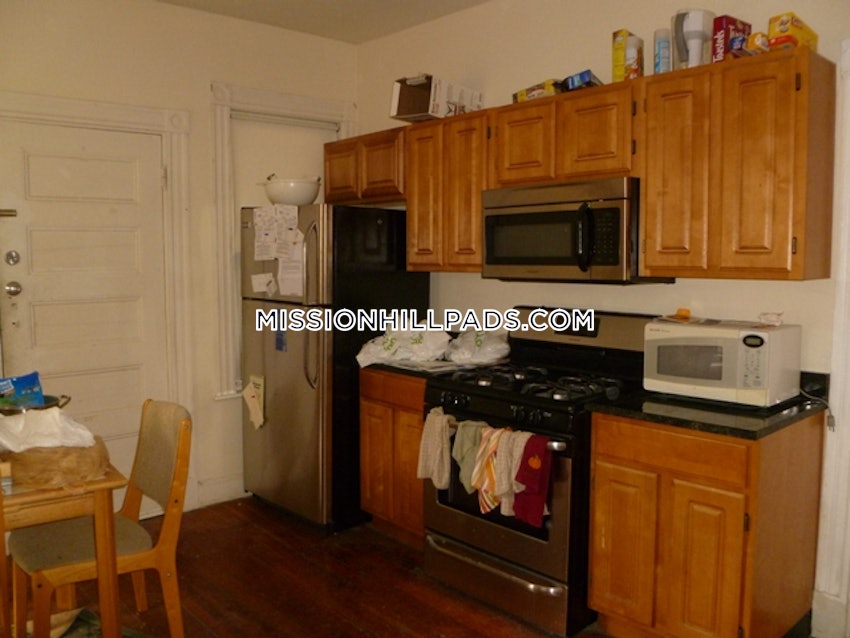 BOSTON - MISSION HILL - 4 Beds, 1 Bath - Image 8