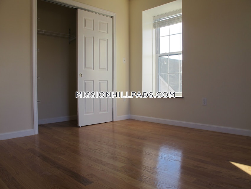 BOSTON - MISSION HILL - 3 Beds, 2 Baths - Image 20