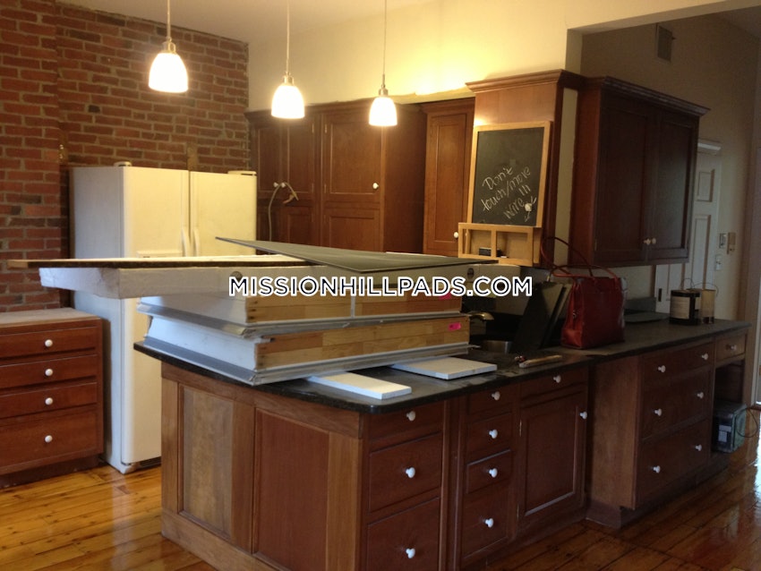 BOSTON - MISSION HILL - 3 Beds, 2 Baths - Image 2