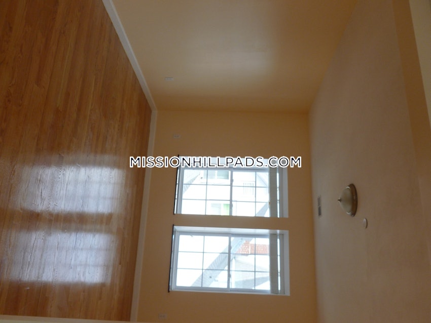 BOSTON - MISSION HILL - 3 Beds, 2 Baths - Image 26