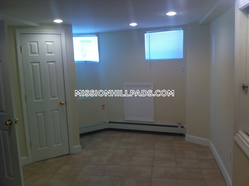 BOSTON - MISSION HILL - 3 Beds, 1 Bath - Image 31