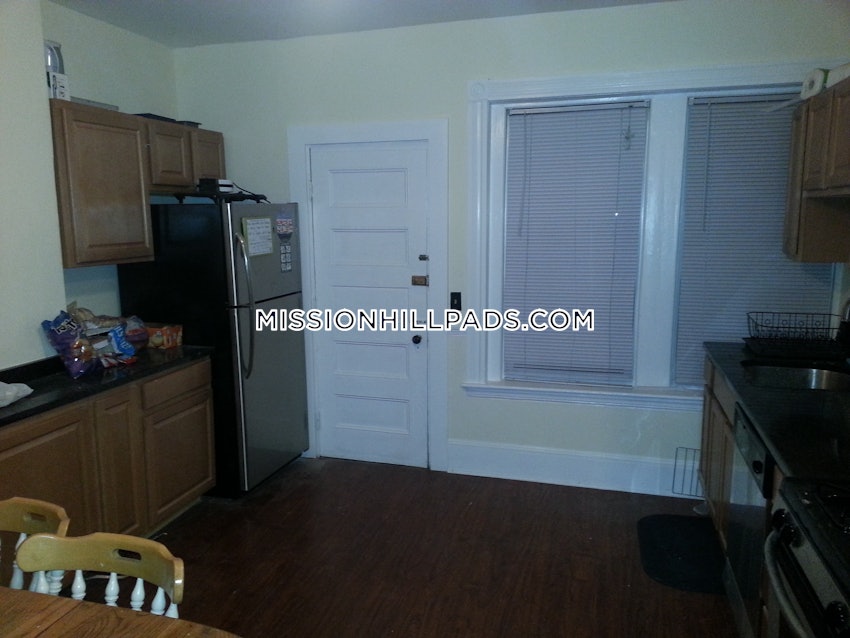 BOSTON - MISSION HILL - 4 Beds, 1 Bath - Image 15