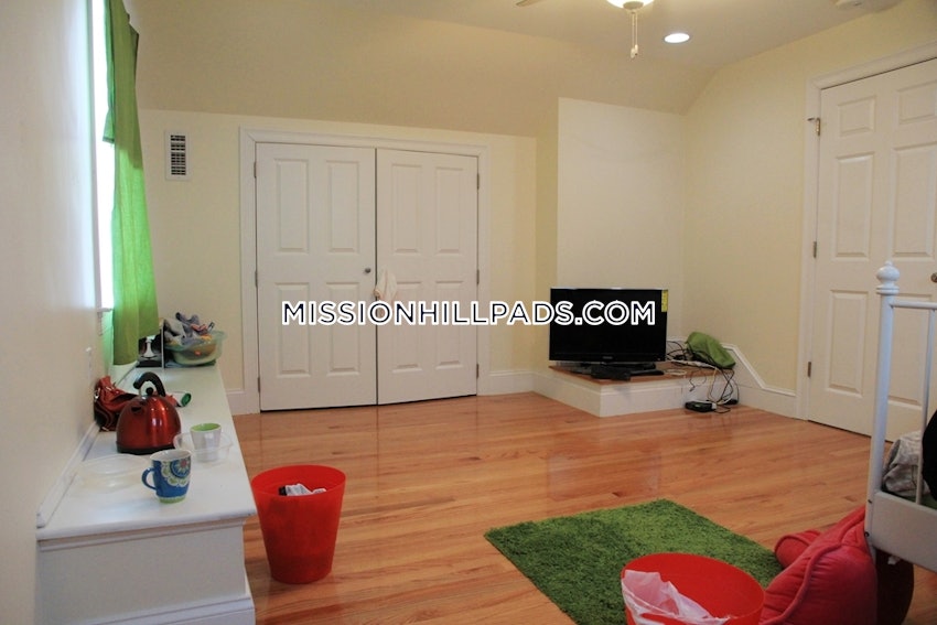 BOSTON - MISSION HILL - 3 Beds, 2 Baths - Image 32