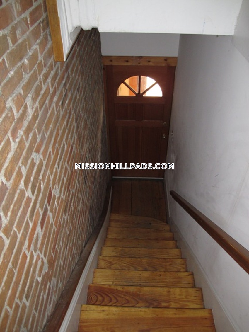 BOSTON - MISSION HILL - 5 Beds, 2 Baths - Image 29