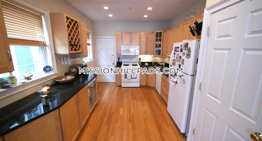 BOSTON - MISSION HILL - 3 Beds, 2 Baths - Image 12