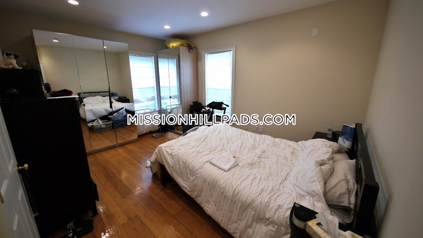 BOSTON - MISSION HILL - 3 Beds, 2 Baths - Image 11