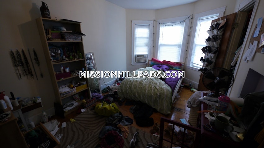 BOSTON - MISSION HILL - 4 Beds, 1 Bath - Image 1