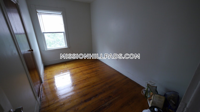 BOSTON - MISSION HILL - 4 Beds, 1 Bath - Image 11