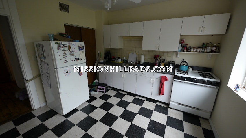 BOSTON - MISSION HILL - 4 Beds, 1 Bath - Image 5