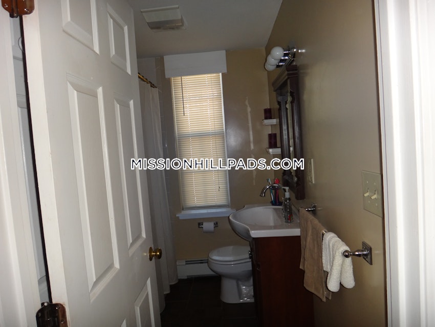 BOSTON - MISSION HILL - 3 Beds, 1 Bath - Image 36