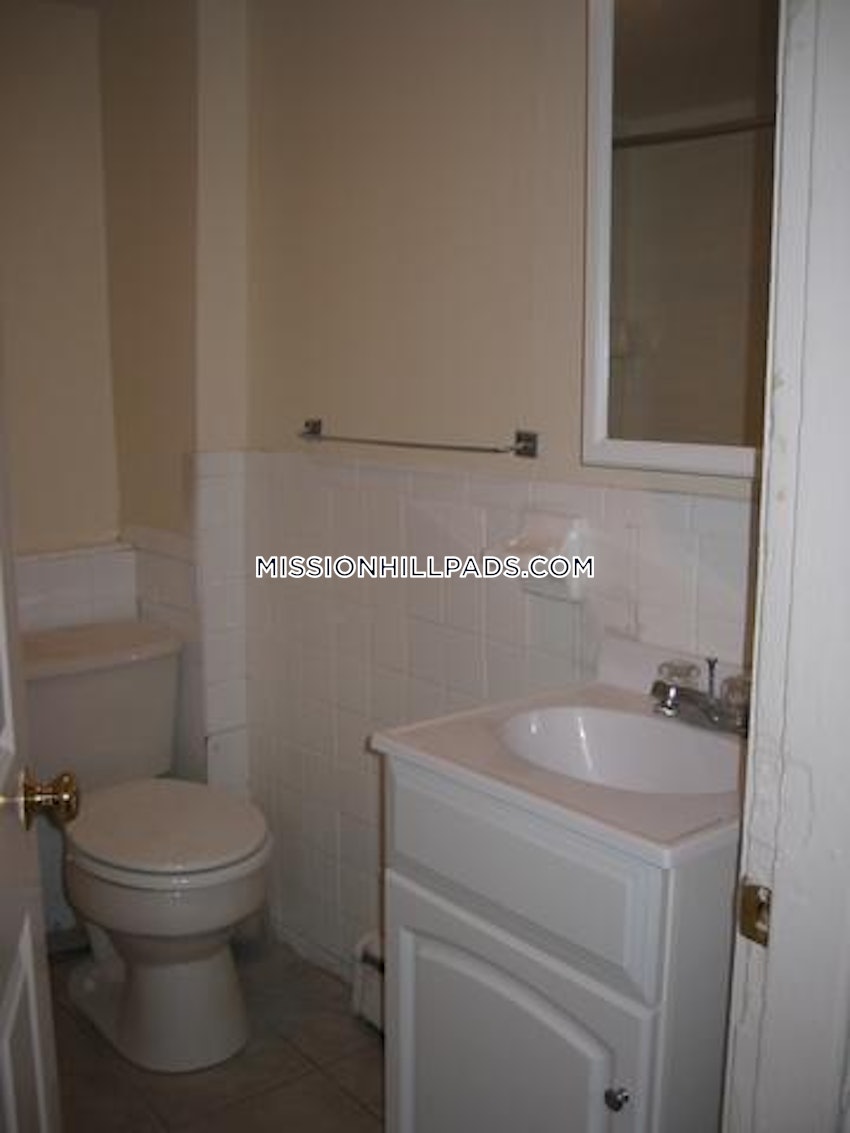 BOSTON - MISSION HILL - 3 Beds, 1 Bath - Image 30