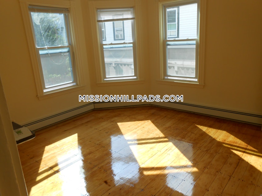 BOSTON - MISSION HILL - 4 Beds, 1.5 Baths - Image 4