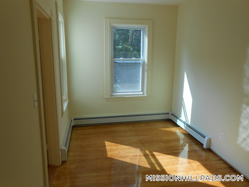 BOSTON - MISSION HILL - 4 Beds, 1.5 Baths - Image 7