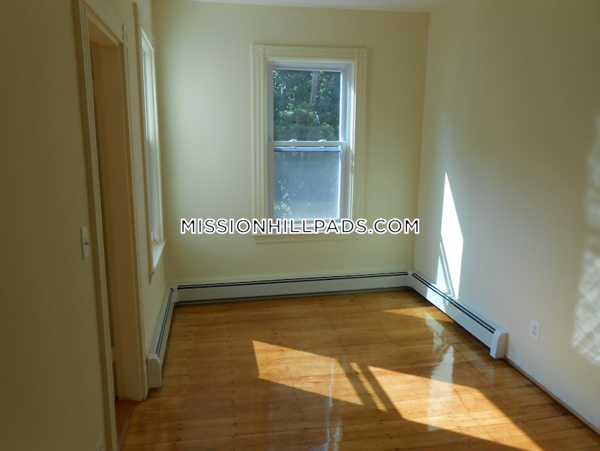BOSTON - MISSION HILL - 4 Beds, 1.5 Baths - Image 7