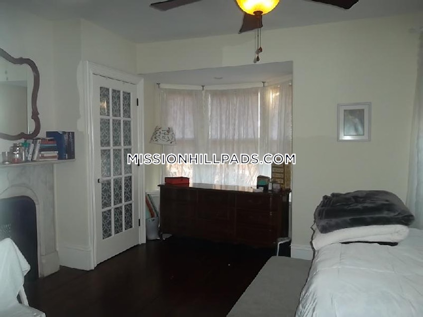 BOSTON - MISSION HILL - 4 Beds, 2 Baths - Image 3