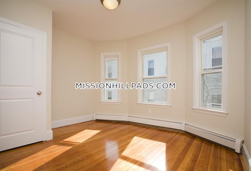 Boston - Mission Hill - 4 Beds, 2 Baths - Image 3