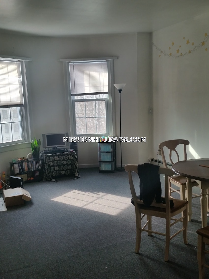 BOSTON - MISSION HILL - 3 Beds, 1 Bath - Image 6