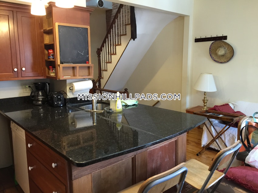 BOSTON - MISSION HILL - 3 Beds, 2 Baths - Image 1