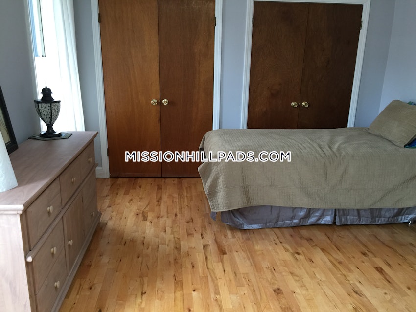 BOSTON - MISSION HILL - 3 Beds, 2 Baths - Image 7