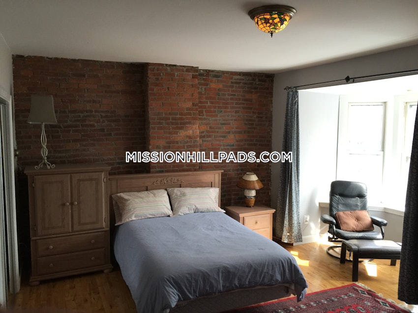 BOSTON - MISSION HILL - 3 Beds, 2 Baths - Image 6