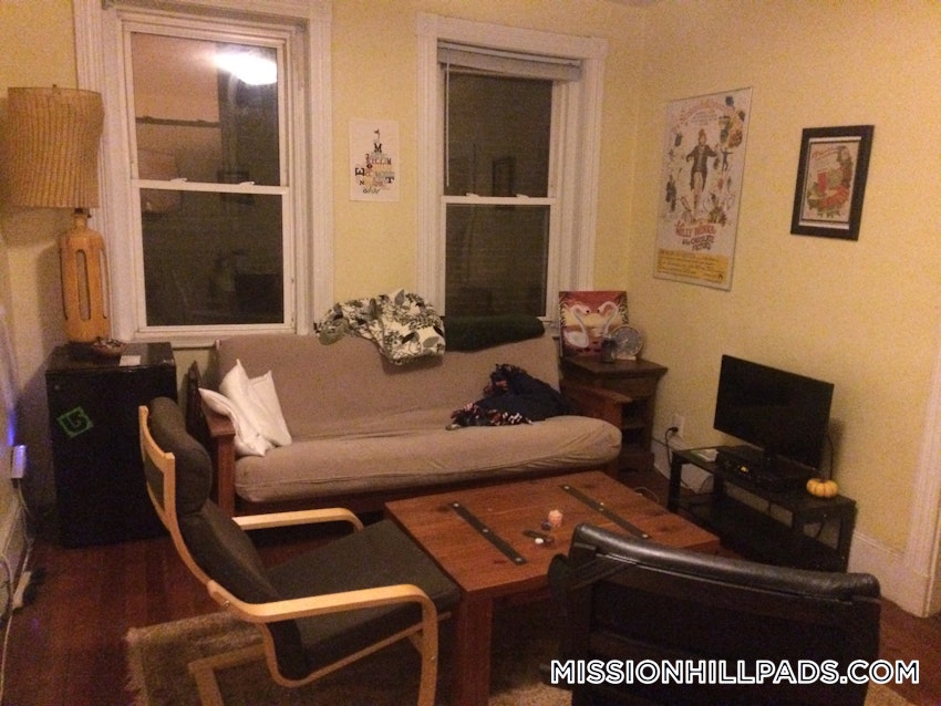 BOSTON - MISSION HILL - 4 Beds, 1 Bath - Image 3