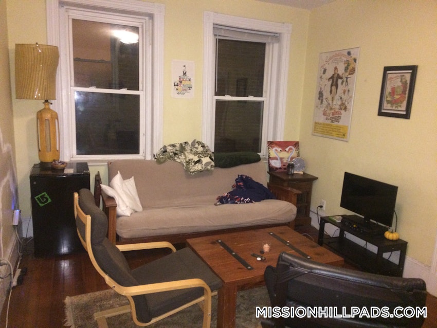 BOSTON - MISSION HILL - 4 Beds, 1 Bath - Image 2