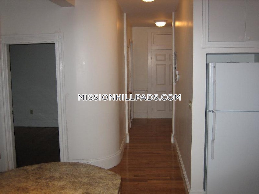 BOSTON - MISSION HILL - 4 Beds, 1 Bath - Image 9