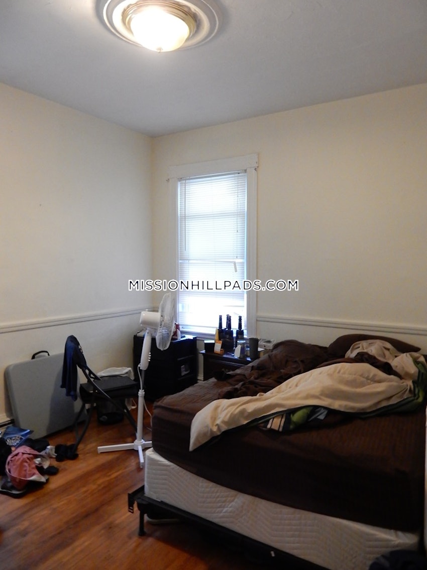 BOSTON - MISSION HILL - 4 Beds, 2 Baths - Image 8