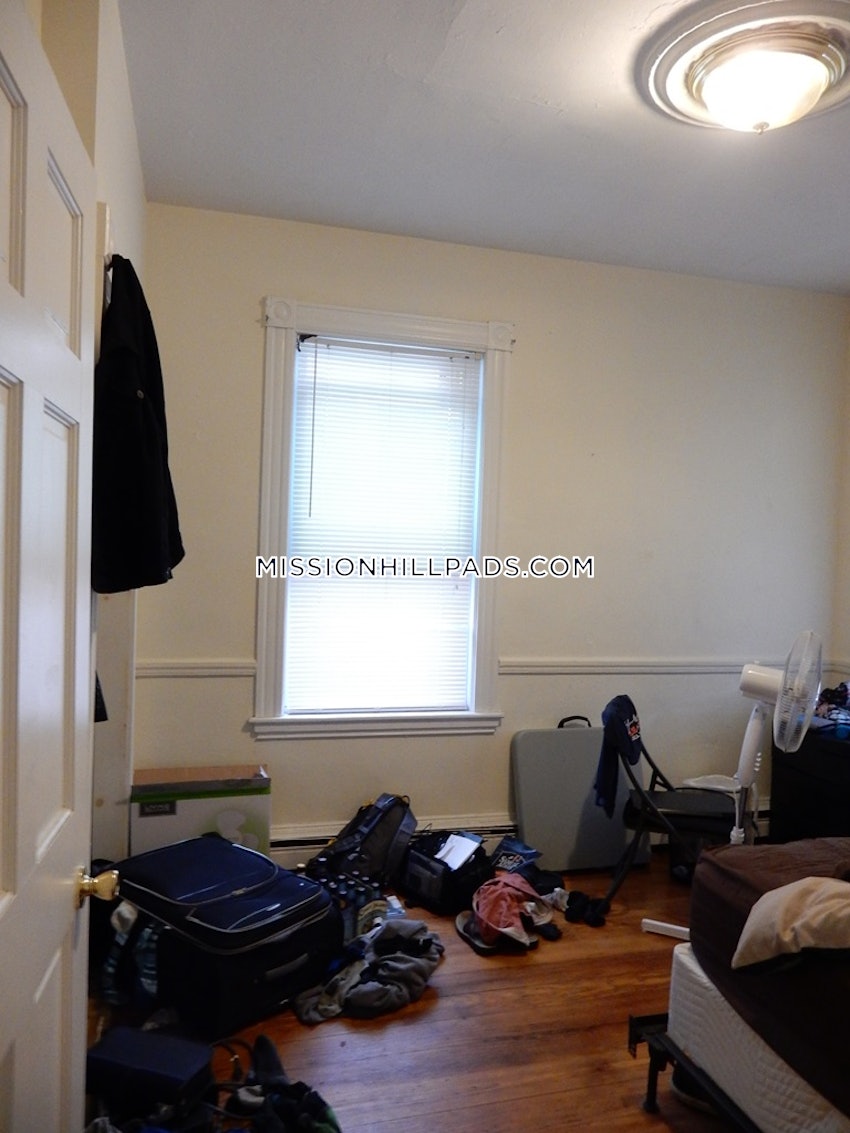 BOSTON - MISSION HILL - 4 Beds, 2 Baths - Image 17