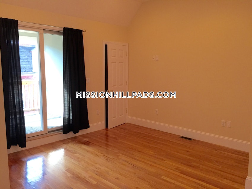BOSTON - MISSION HILL - 3 Beds, 2.5 Baths - Image 15