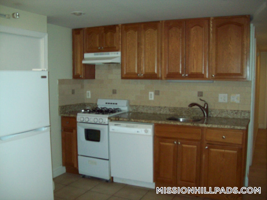 BOSTON - MISSION HILL - 3 Beds, 1 Bath - Image 4