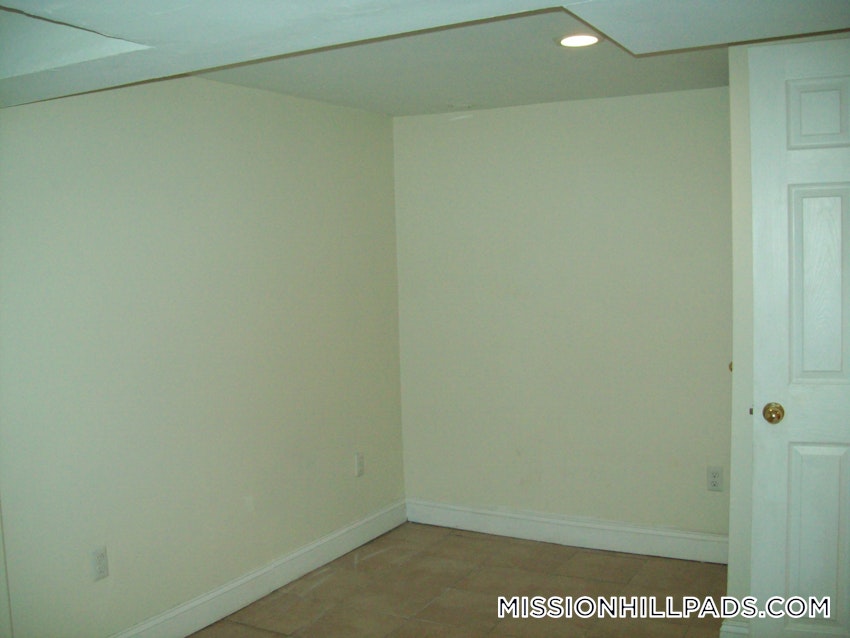 BOSTON - MISSION HILL - 3 Beds, 1 Bath - Image 29